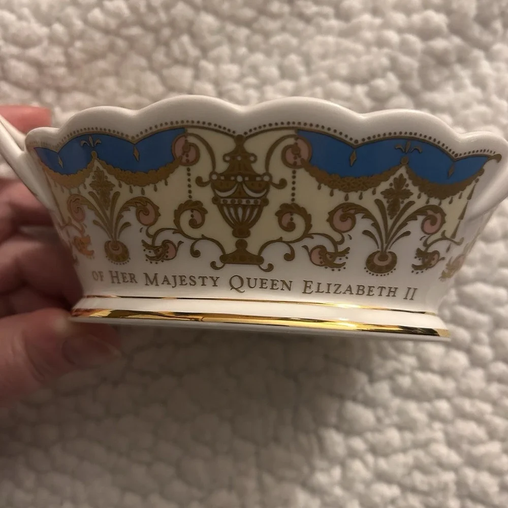 Queen Elizabeth ll Bone China Basket 2002 Golden Jubilee Royal Collection